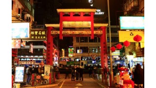 Chợ đêm ở phố Temple- mua sắm các mặt hàng đồ lưu niệm, thưởng thức các món ăn đặc sản Trung Hoa